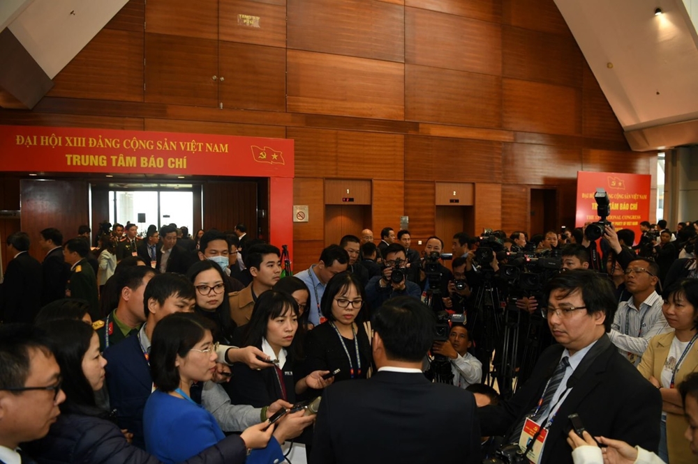 Phóng viên phỏng vấn đại biểu tại Đại hội.